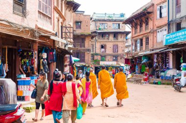 Bhaktapur, Nepal - 16 Temmuz 2018: Geleneksel mimari ve Bhatktapur City, ünlü tiyatrosuyla Sarayı avlu ve Nepal eski şehir merkezinde sokak görünümü