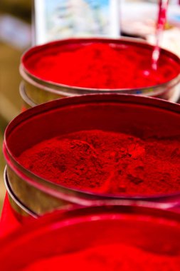 Kumkuma toz, sosyal ve dini işaretler Hindistan için kullanılan alıcılarla zerdeçal ya da herhangi bir yerel diğer malzemeler yapılır.