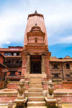 Bhaktapur, Nepal - 16 Temmuz 2018: Geleneksel mimari Bhatktapur City, bölgenin Sarayı avlu ve Nepal, eski şehir merkezinde ünlü bir Unesco Dünya mirası da