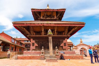 Bhaktapur, Nepal - 16 Temmuz 2018: Geleneksel mimari Bhatktapur City, bölgenin Sarayı avlu ve Nepal, eski şehir merkezinde ünlü bir Unesco Dünya mirası da