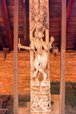 Bhaktapur, Nepal - 16 Temmuz 2018: Geleneksel ahşap elemanları Bhatktapur City, ünlü tiyatrosuyla Sarayı avlu ve Nepal, eski şehir merkezinde olduğunu Ayrıca UNESCO Dünya Miras Listesi