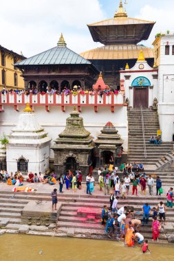Pashupatinath, Nepal - 17 Temmuz 2018: Ölü yakma töreni Pashupatinath, ünlü ve Kutsal Hindu Tapınağı karmaşık, bulunan Bagmati Nehri'nin ve UNESCO Dünya Miras Listesi kıyısında 1979 yılından bu yana