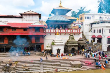 Pashupatinath, Nepal - 17 Temmuz 2018: Ölü yakma töreni Pashupatinath, ünlü ve Kutsal Hindu Tapınağı karmaşık, bulunan Bagmati Nehri'nin ve UNESCO Dünya Miras Listesi kıyısında 1979 yılından bu yana