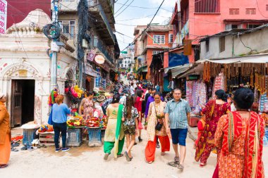 Pashupatinath, Nepal - 17 Temmuz 2018: Sokak görünümü dış Pashupatinath, ünlü ve Kutsal Hindu Tapınağı kompleksi: Bagmati Nehri'nin ve UNESCO Dünya Miras Listesi 1979 yılından bu yana kıyısında