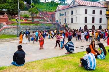 Pashupatinath, Nepal - 17 Temmuz 2018: Pashupatinath, ünlü ve Kutsal Hindu Tapınağı karmaşık, görünümde yer alan nehir Bagmati ve UNESCO Dünya Miras Listesi kıyısında 1979 yılından bu yana