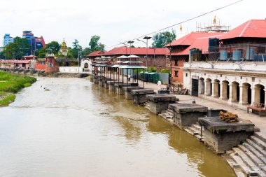 Pashupatinath, Nepal - 17 Temmuz 2018: Pashupatinath, ünlü ve Kutsal Hindu Tapınağı karmaşık, görünümde yer alan nehir Bagmati ve UNESCO Dünya Miras Listesi kıyısında 1979 yılından bu yana