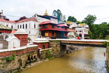 Pashupatinath, Nepal - 17 Temmuz 2018: Pashupatinath, ünlü ve Kutsal Hindu Tapınağı karmaşık, görünümde yer alan nehir Bagmati ve UNESCO Dünya Miras Listesi kıyısında 1979 yılından bu yana