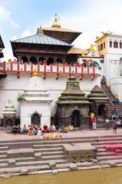 Pashupatinath, Nepal - 17 Temmuz 2018: Pashupatinath, ünlü ve Kutsal Hindu Tapınağı karmaşık, görünümde yer alan nehir Bagmati ve UNESCO Dünya Miras Listesi kıyısında 1979 yılından bu yana