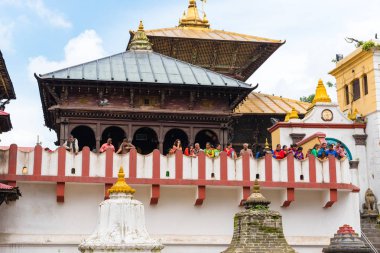 Pashupatinath, Nepal - 17 Temmuz 2018: Pashupatinath, ünlü ve Kutsal Hindu Tapınağı karmaşık, görünümde yer alan nehir Bagmati ve UNESCO Dünya Miras Listesi kıyısında 1979 yılından bu yana