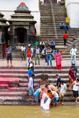 Pashupatinath, Nepal - 17 Temmuz 2018: Ölü yakma töreni Pashupatinath, ünlü ve Kutsal Hindu Tapınağı karmaşık, bulunan Bagmati Nehri'nin ve UNESCO Dünya Miras Listesi kıyısında 1979 yılından bu yana