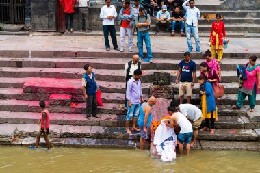 Pashupatinath, Nepal - 17 Temmuz 2018: Ölü yakma töreni Pashupatinath, ünlü ve Kutsal Hindu Tapınağı karmaşık, bulunan Bagmati Nehri'nin ve UNESCO Dünya Miras Listesi kıyısında 1979 yılından bu yana