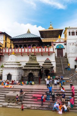Pashupatinath, Nepal - 17 Temmuz 2018: Ölü yakma töreni Pashupatinath, ünlü ve Kutsal Hindu Tapınağı karmaşık, bulunan Bagmati Nehri'nin ve UNESCO Dünya Miras Listesi kıyısında 1979 yılından bu yana