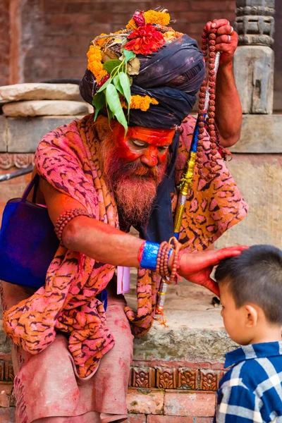 Pashupatinath Nepal Julio 2018 Santo Hombre Sadhu Con Cara Pintada —  Fotos de Stock