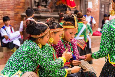 Patan, Lalitpur, Nepal - 17 Temmuz 2018: Grup Patan Durbar Meydanı, Unesco Dünya Mirası alanı, kültürel miras ve sanat ve el sanatları geleneği için ünlü geleneksel kostümleri giyen dansçılar