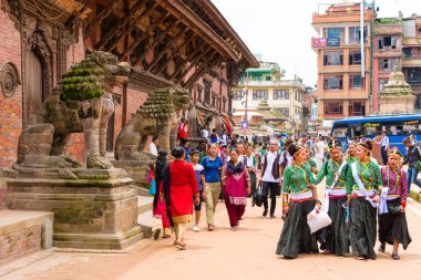 Patan, Lalitpur, Nepal - 17 Temmuz 2018: Grup Patan Durbar Meydanı, Unesco Dünya Mirası alanı, kültürel miras ve sanat ve el sanatları geleneği için ünlü geleneksel kostümleri giyen dansçılar