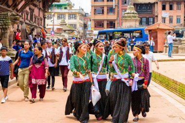 Patan, Lalitpur, Nepal - 17 Temmuz 2018: Grup Patan Durbar Meydanı, Unesco Dünya Mirası alanı, kültürel miras ve sanat ve el sanatları geleneği için ünlü geleneksel kostümleri giyen dansçılar