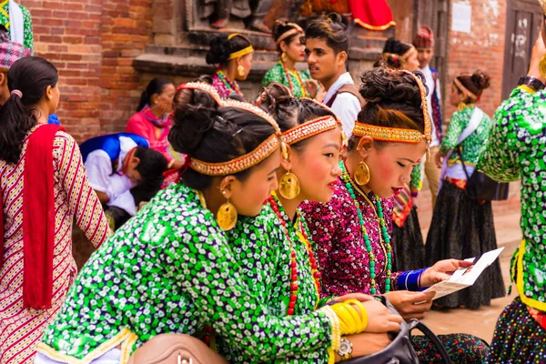 パタンのダルバール広場 ユネスコ世界遺産 文化遺産 芸術および技術の伝統のために有名で伝統的な衣装を身に着けているダンサーのパタン ラリトプール ネパール 2018 グループ — ストック写真