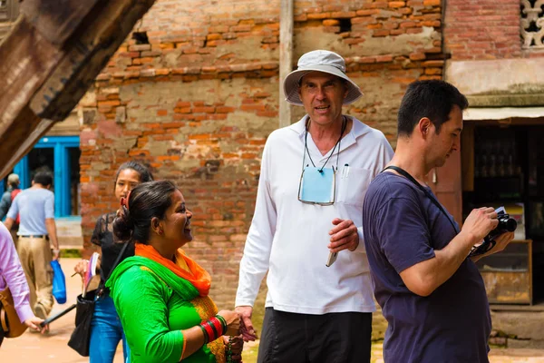 尼泊尔勒利德布尔帕坦 2018年7月17日 在帕坦杜巴广场 联合国教科文组织世界遗产遗址上购买纪念品的游客 以文化遗产和工艺美术传统闻名 — 图库照片