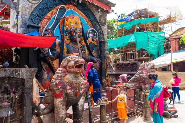 尼泊尔加德满都杜巴广场 2018年7月17日 联合国教科文组织世界遗产遗址加德满都杜巴广场凯尔 Bhairav 雕像和神社 被认为是加德满都山谷的一座强大寺庙 — 图库照片