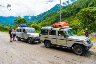 Annapurna koruma alanı, Nepal - 18 Temmuz 2018: Koruma alanı yol araçları ile turist Annapurna koruma alanı, bir sıcak nokta hedefi dağcıların ve Nepal'ın en büyük kapalı.