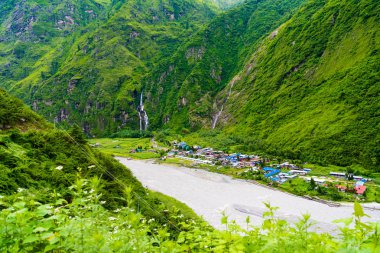Annapurna koruma alanı, Nepal - 18 Temmuz 2018: Marsyangdi nehir ve Tal Köyü üzerinden görünüm Annapurna devre üzerinde bir etkin nokta hedefi dağcıların ve Nepal'ın en büyük koruma alanı.