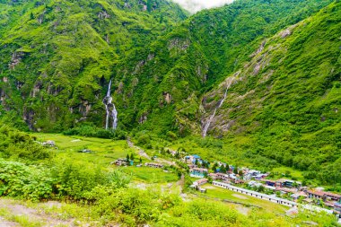 Annapurna koruma alanı, Nepal - 18 Temmuz 2018: Marsyangdi nehir ve Tal Köyü üzerinden görünüm Annapurna devre üzerinde bir etkin nokta hedefi dağcıların ve Nepal'ın en büyük koruma alanı.