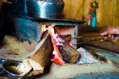 Annapurna koruma alanı, Nepal - 19 Temmuz 2018: Gıda hazırlama Annapurna trekking devre, bir sıcak nokta hedef yerel restoran Lodge dağcıların ve en büyük koruma alanı için