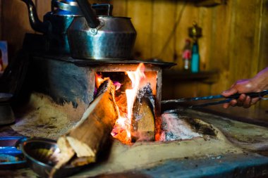 Annapurna koruma alanı, Nepal - 19 Temmuz 2018: Gıda hazırlama Annapurna trekking devre, bir sıcak nokta hedef yerel restoran Lodge dağcıların ve en büyük koruma alanı için