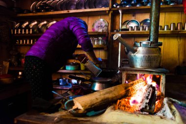 Annapurna koruma alanı, Nepal - 19 Temmuz 2018: Gıda hazırlama Annapurna trekking devre, bir sıcak nokta hedef yerel restoran Lodge dağcıların ve en büyük koruma alanı için