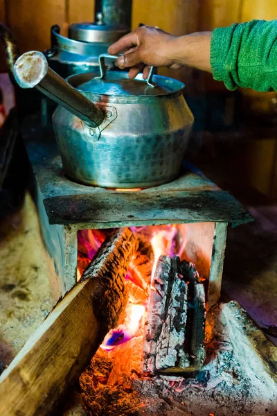 Annapurna koruma alanı, Nepal - 19 Temmuz 2018: Gıda hazırlama Annapurna trekking devre, bir sıcak nokta hedef yerel restoran Lodge dağcıların ve en büyük koruma alanı için