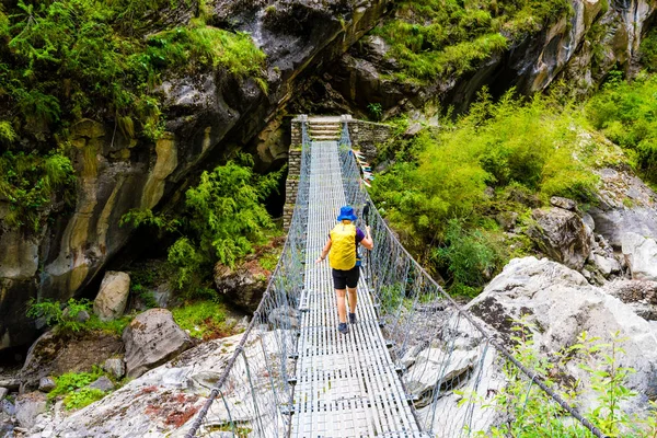 Annapurna Conservation Area Nepal Juli 2018 Kvinna Backpacker Trekking Vägen — Stockfoto