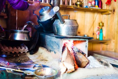Annapurna koruma alanı, Nepal - 19 Temmuz 2018: Gıda hazırlama Annapurna trekking devre, bir sıcak nokta hedef yerel restoran Lodge dağcıların ve en büyük koruma alanı için