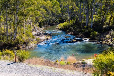 Kosciuszko Milli Parkı, Nsw, Avustralya - 30 Eylül 2018: Yarrangobilly mağaraları termal havuz nehirde Yarrangobilly alanında, Kosciuszko Milli Parkı, Nsw, Avustralya doğal bir kaynak tarafından beslenir