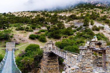 Annapurna koruma alanı, Nepal - 21 Temmuz 2018: hamallar dağcıların ve Nepal'ın en büyük koruma alanı için Annapurna koruma alanı, bir sıcak nokta hedef yürüyüş yolu üzerindeki yük taşıma