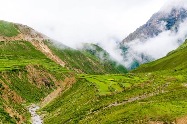 Yeşil alanlar ve geleneksel mimarisi Antik Tibet Nar Köyü, Annapurna koruma alanı, Nepal, teraslı
