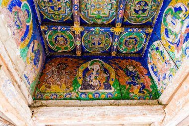 Nar Köyü, Annapurna koruma alanı, Nepal - 22 Temmuz 2018: eski geleneksel gompa Budist yapılarda Nar Köyü, Annapurna koruma alanı, Nepal'ın en büyük korumalı alan