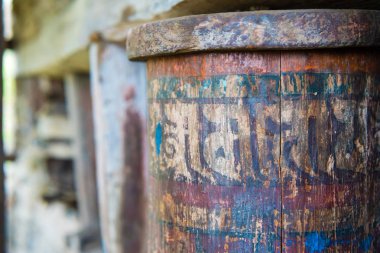 Nar Köyü, Annapurna koruma alanı, Nepal - 22 Temmuz 2018: ibadet tekerlerimi Antik Tibet Nar Köyü, Annapurna koruma alanı, Nepal