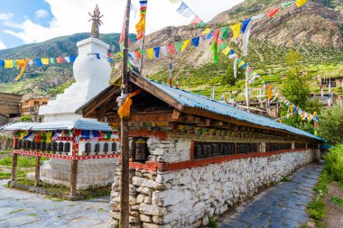 Manang Köyü, Annapurna koruma alanı, Nepal - 24 Temmuz 2018: ibadet tekerlerimi Tibetli Budist geleneği bilgelik ve hak birikir ve olumsuzluklar arındırmak için kullanılır