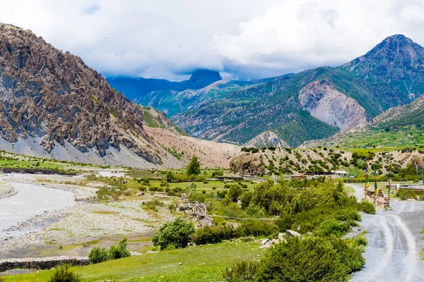 登山やネパールの最大の保護された領域のアンナプルナ保護区 ホット スポット先マナン村への道を自然の風景 — ストック写真