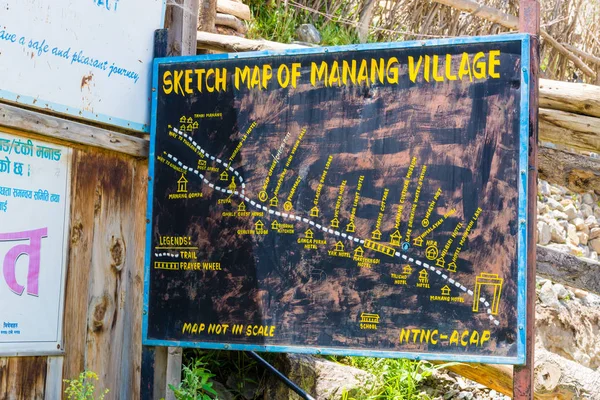 尼泊尔安娜普尔纳保护区 2018年7月24日 尼泊尔最大保护区安娜普尔纳保护区 Manang 村的旅游信息标志 — 图库照片