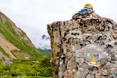 Manang Köyü, Annapurna koruma alanı, Nepal - 26 Temmuz 2018: geleneksel Budist dua bayrakları sisli dağ arka plan üzerinde ve çevresindeki kırsal korusun ve barışı desteklemek için kullanılır