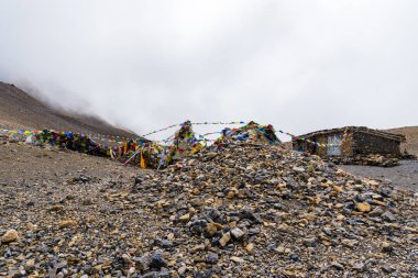 Annapurna koruma alanı, Nepal - 28 Temmuz 2018: Dua bayrakları Thorang-la geçişte, Annapurna devre, Annapurna koruma alanı, en büyük koruma alanı Nepal