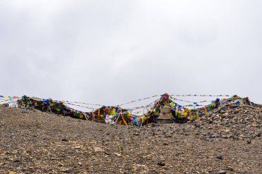 Annapurna koruma alanı, Nepal - 28 Temmuz 2018: Dua bayrakları Thorang-la geçişte, Annapurna devre, Annapurna koruma alanı, en büyük koruma alanı Nepal