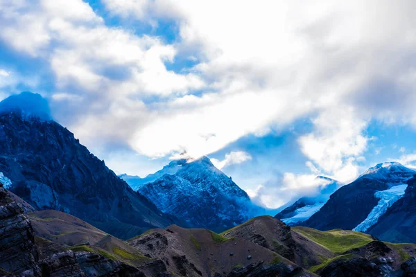 登山やネパールの最大の保護された領域のアンナプルナ保護区 ホット スポット先の雪に覆われたピークで自然の風景 — ストック写真
