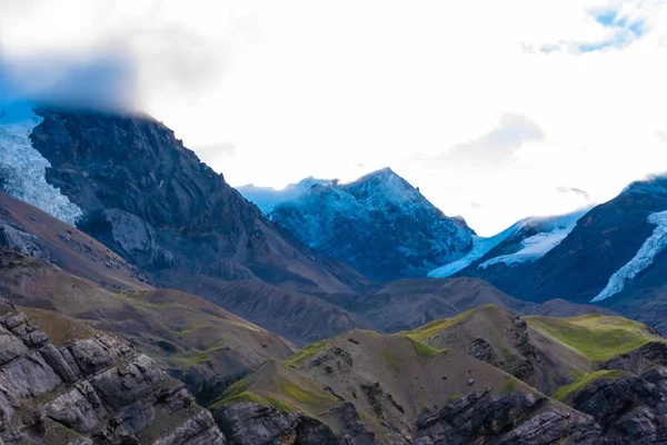 登山やネパールの最大の保護された領域のアンナプルナ保護区 ホット スポット先の雪に覆われたピークで自然の風景 — ストック写真