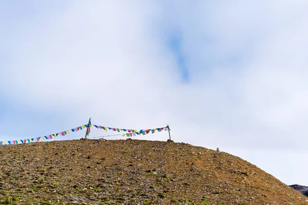 Banderas Oración Budistas Tradicionales Sobre Fondo Montaña Brumosa Área Conservación — Foto de Stock