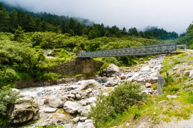 Jomsom, Mustang, Nepal - 30 Temmuz 2018: Karayolu taşıtlarının Pokhara Annapurna koruma alanında için yolda Nehri geçerken turist ile kapalı Nepal'ın en büyük koruma alanı.