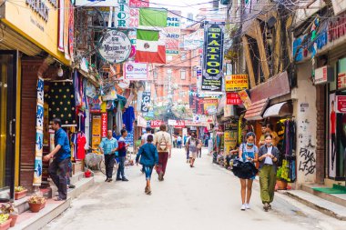 Thamel, Katmandu, Nepal - 2 Ağustos 2018: Street view Thamel bölgesinde, Kathmandu sanayi turizm merkezi olarak bilinen dağcılık dişli mağazalar, barlar ve restoranlar geniş bir yelpazesine sahiptir
