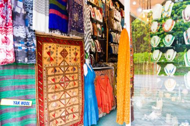 Pokhara, Nepal - 31 Temmuz 2018: Pokhara kasaba Annapurna devre taahhüt yürüyüşçülerin için ikinci büyük kenti ve Nepal ve aynı zamanda bir baz Turizm başkenti olarak bilinen, Hatıra