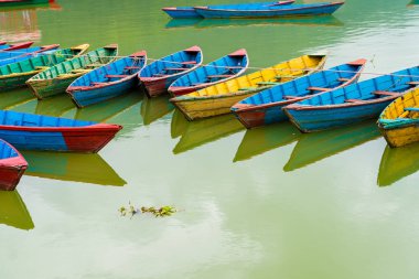 Pokhara, Nepal - 31 Temmuz 2018: Phewa gölde Pokhara, en popüler ve ziyaret edilen Gölü Nepal renkli tekneler.